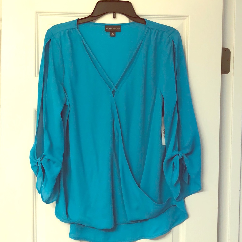 Trendy beautiful turquoise top size medium NWT